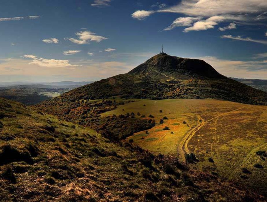 Splendeur de la vue sur le puy de Dôme majesteux site culminant de la Chaîne des Puys